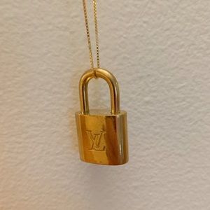 louis vuitton necklace (sold off another platform)
